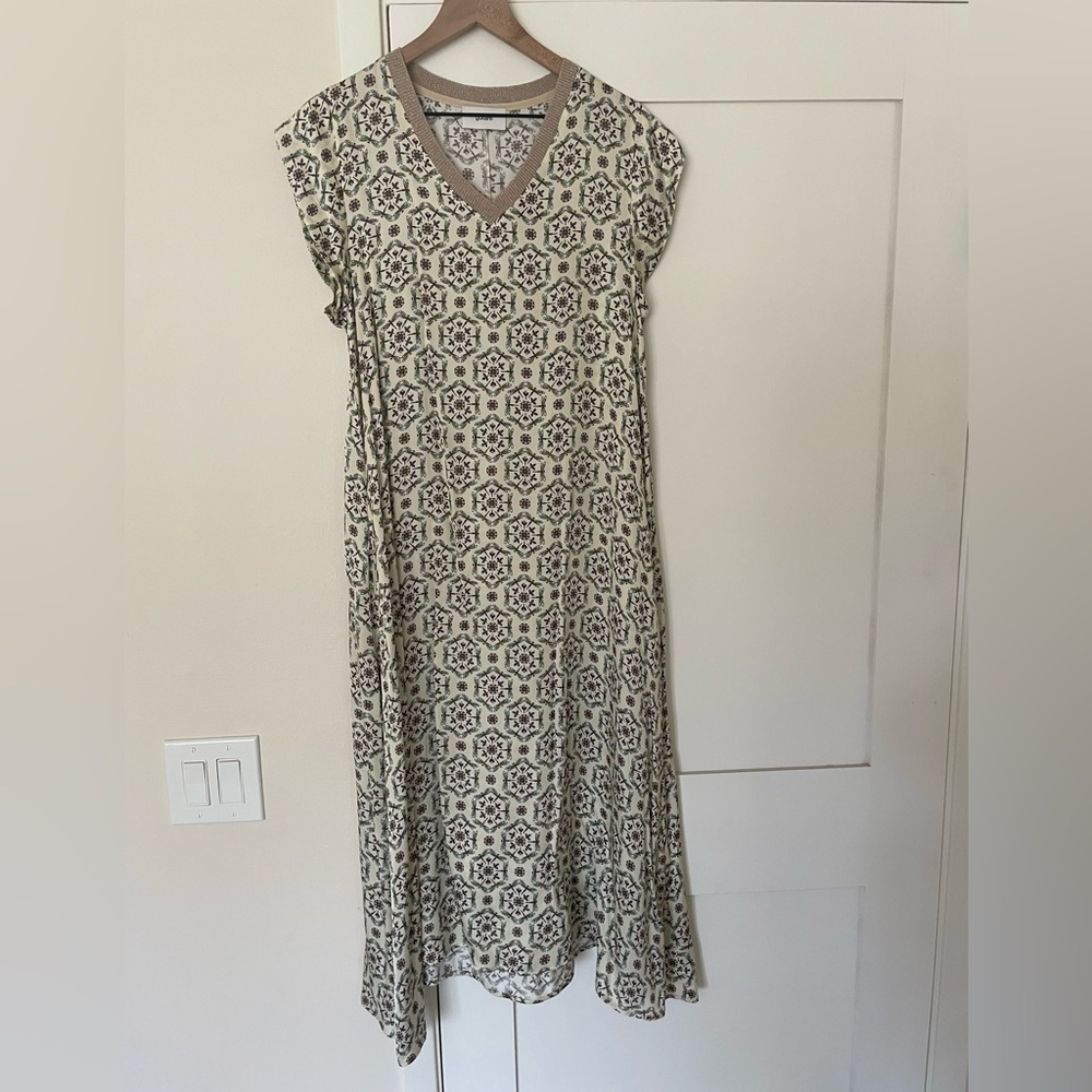 guitare Geometric Whimsical V-Neck Midi Dress